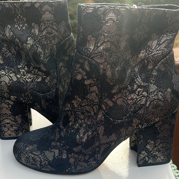 NWT Marc Fisher Newbia Black Floral Brocade size 7.5 booties - Picture 3 of 11